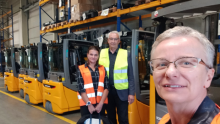 Zdjęcie grupowe od lewej dr hab. Agnieszki Tubis, pan Artur Kuśnierski z do przedsiębiorstwa Jungheinrich,  dr hab. inż. Katarzyna Grzybowska