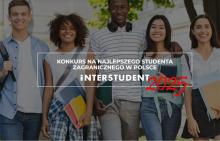 Zdjęcie grupy 5 studentów z różnych krajów, po środku napis w ramce "konkurs na najlepszego studenta zagranicznego w Polsce interstudent 2025