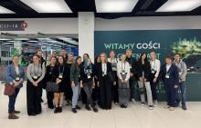 Zdjęcie grupowe studentów WIZ biorących udział w Kongresie GREENPACT na MTP