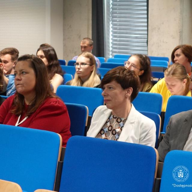 Dostępność cyfrowa - szkolenie w sali, uczestnicy słuchają