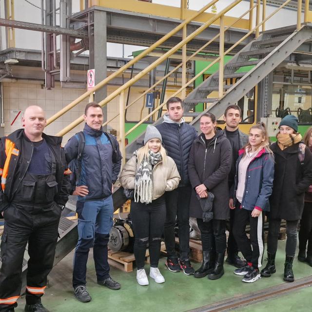 Zdjęcie grupowe w hali warsztatowej
