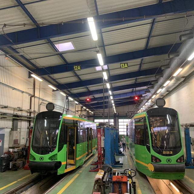 Dwa tramwaje w warsztacie