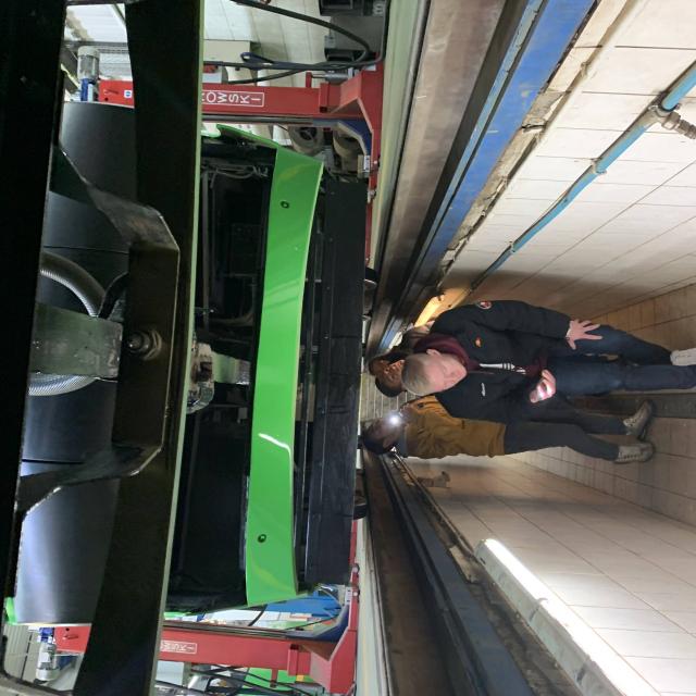 Studenci w kanale pod tramwajem