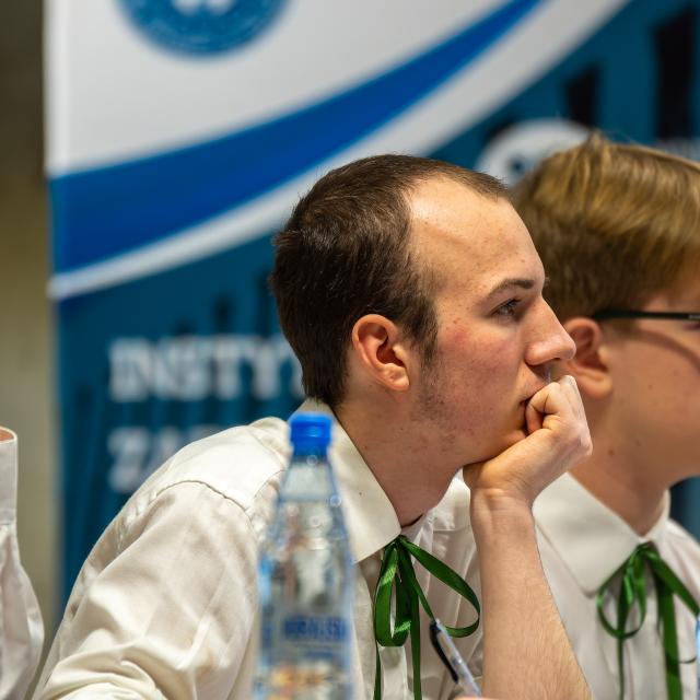 uważnie słuchający uczestnik debaty