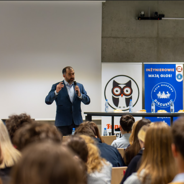 Prelegent przemawiający do uczetników 