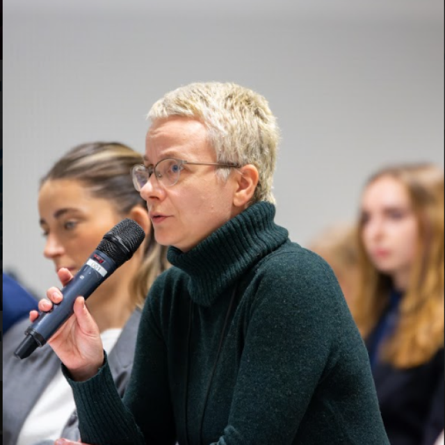 pani prof. katarzyna grzybowska z mikrofonem w ręce