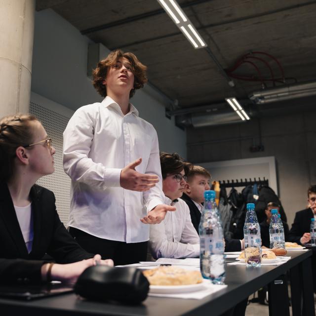 wypowiadający się na stojąco uczestnik debaty