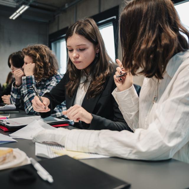 robiące notatki uczestniczki debaty