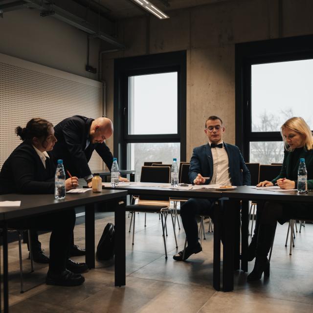 trzech uczestników z panią dr agnieszką krugiełką