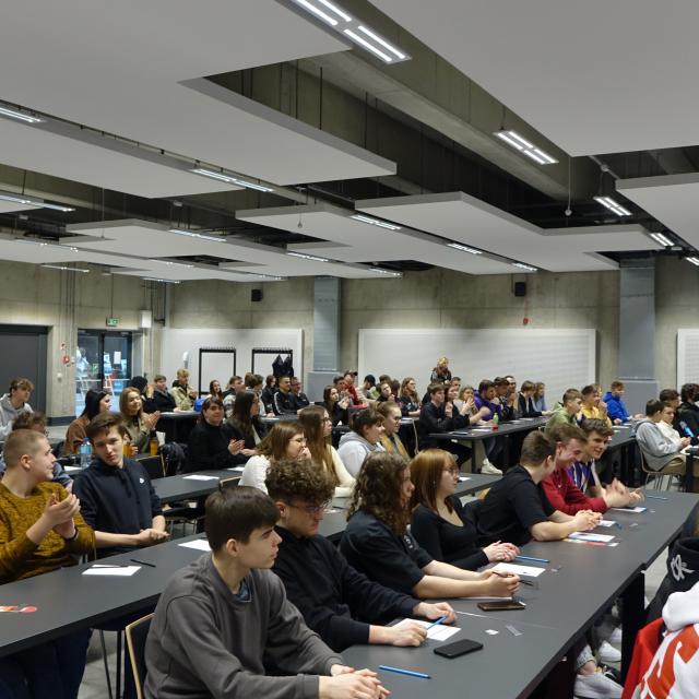 Uczestnicy spotkania na auli słuchają wykładu