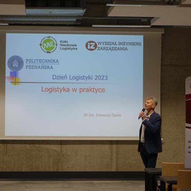 dr Ireneusz Gania na tle prezentacji