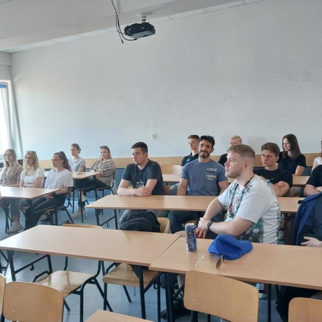 na sali podczas wykładu