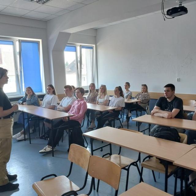 na sali podczas wykładu