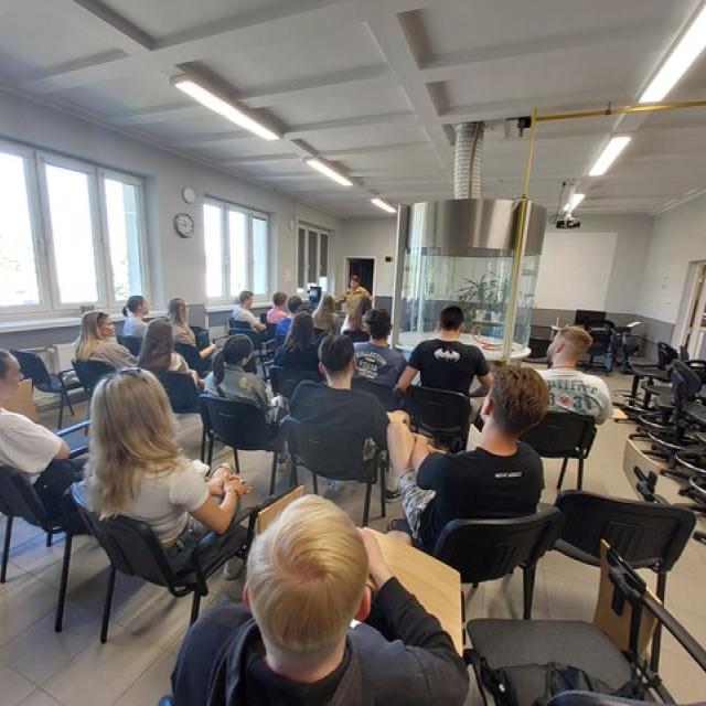 na sali podczas wykładu