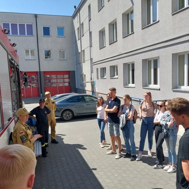 zajęcia na zewnątrz przy wozie bojowym