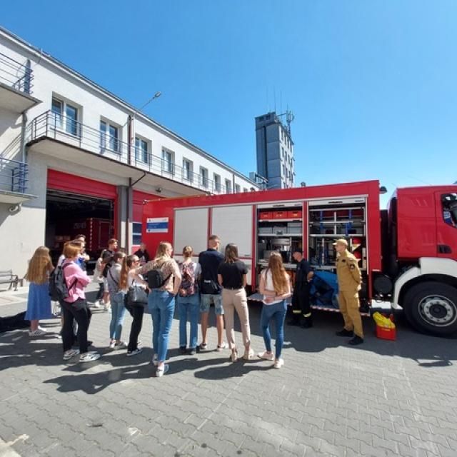 zajęcia na zewnątrz przy wozie bojowym