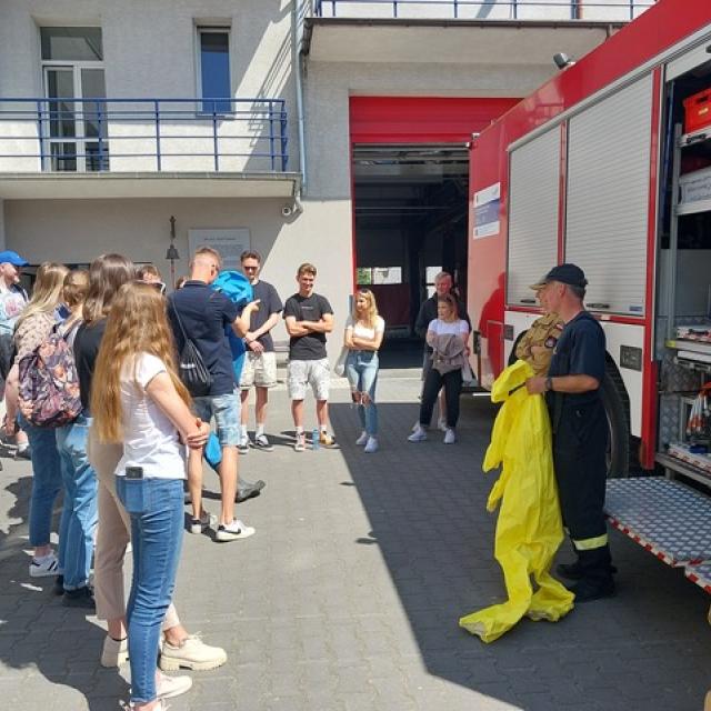 zajęcia na zewnątrz przy wozie bojowym