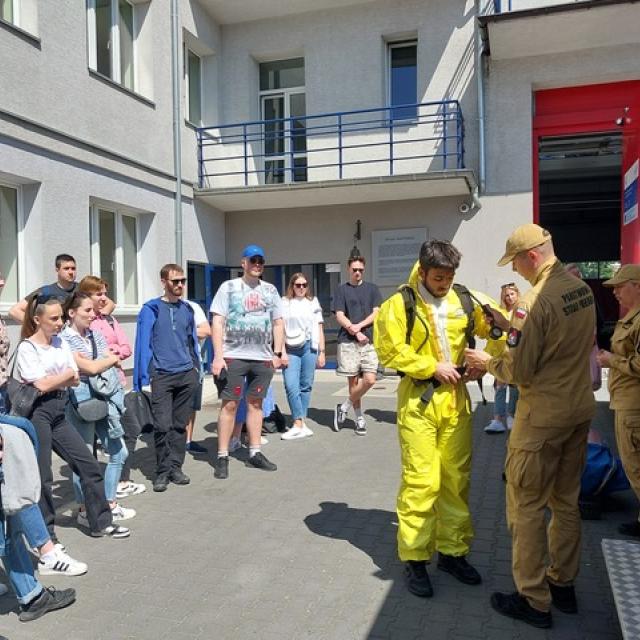 zajęcia na zewnątrz przy wozie bojowym