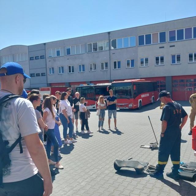 zajęcia na zewnątrz przy wozie bojowym