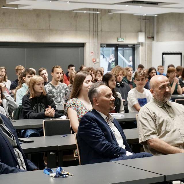 Publiczność siedząca na auli