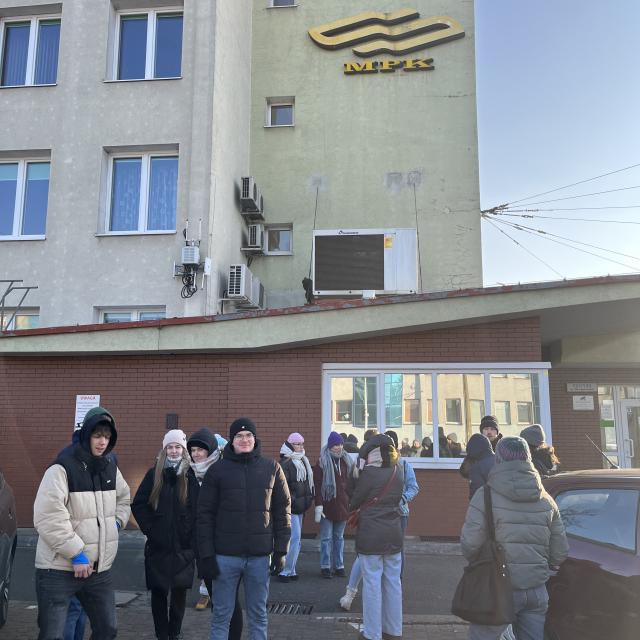 Studenci przed wejściem