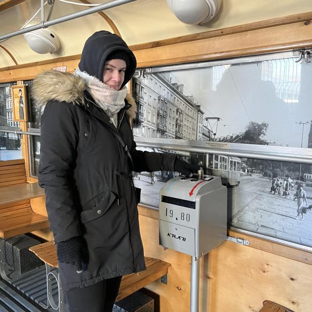 Studentka w starym wagonie tramwajowym