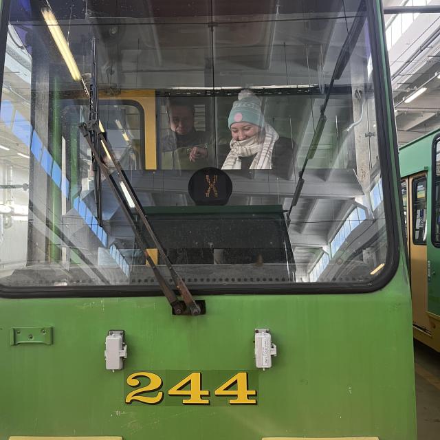 studenci w tramwaju