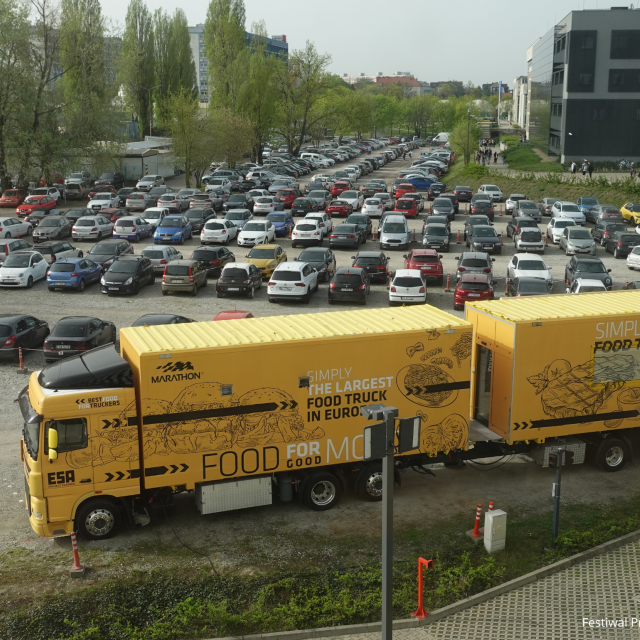 food truck na parkingu