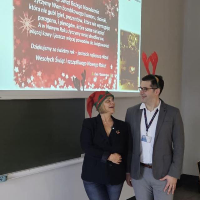 Zdjęcie pani dyrektor Instytutu Inżynierii Bezpieczeństwa i Jakości dr hab. inż. Ewy Więcek-Janka oraz zastępcy dyrektora dr. inż. Sebastiana Kubasińskiego na tle prezentacji z okazji Piernikowego Seminarium IBiJ