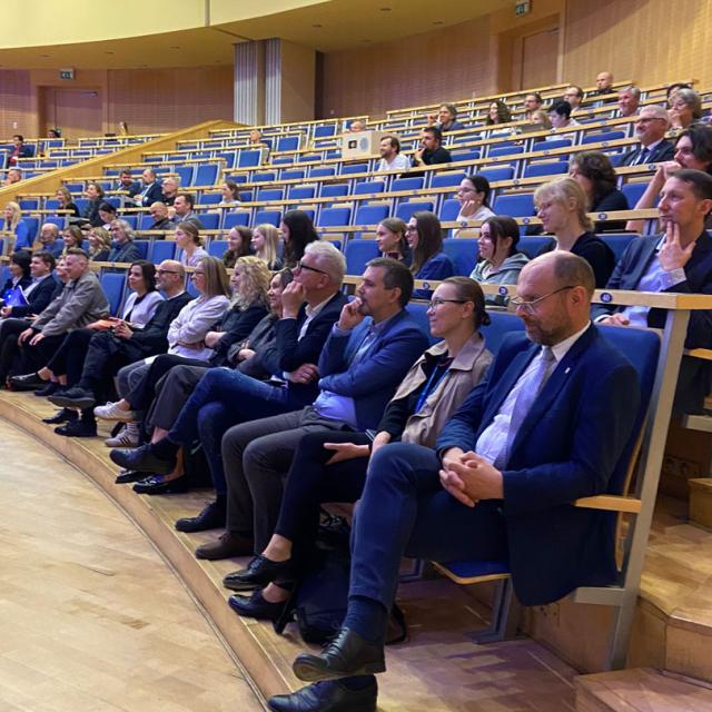 Zdjęcie uczestników dnia nauki w auli Centrum Wykładowego Politechniki Poznańskiej