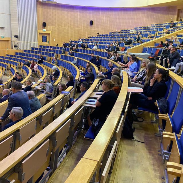 Zdjęcie uczestników dnia nauki w auli Centrum Wykładowego Politechniki Poznańskiej