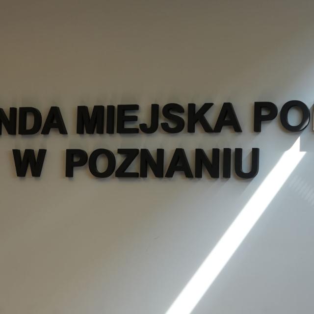 Zdjęcie tablicy informacyjnej Komendy Miejskiej Policji w Poznaniu