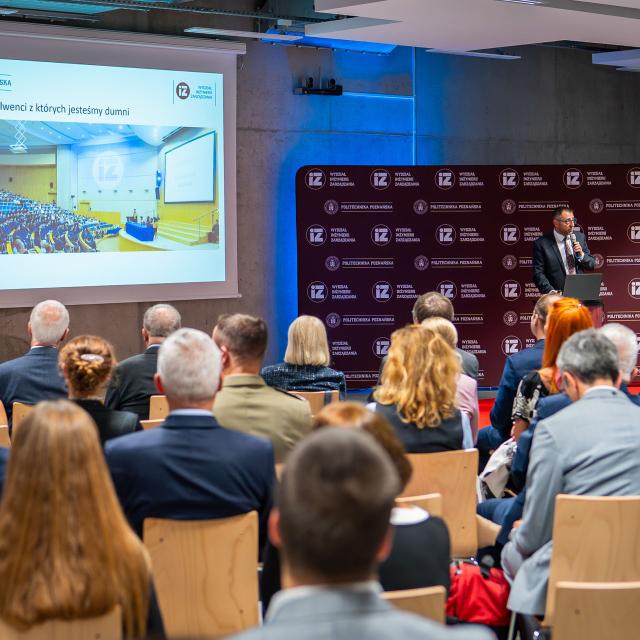 Zdjęcie z gali konferencji 70 lat nauk o zarządzaniu na Politechnice Poznańskiej