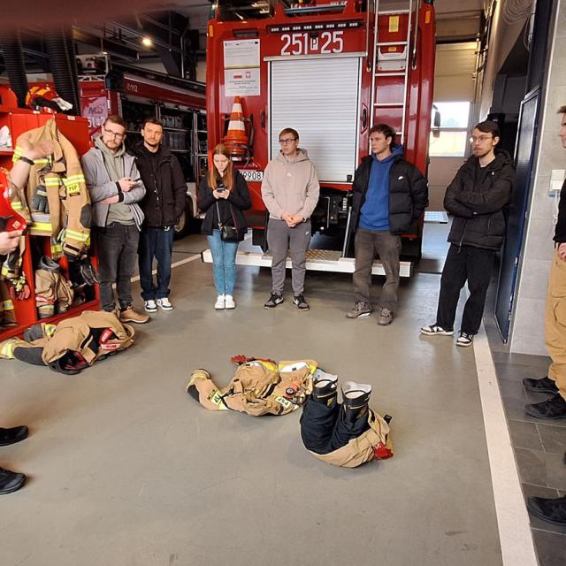 Zdjęcie z pokazu sprzętu stażackiego podczas zajęć dydaktycznych w Szkole Aspirantów PSP w Poznaniu