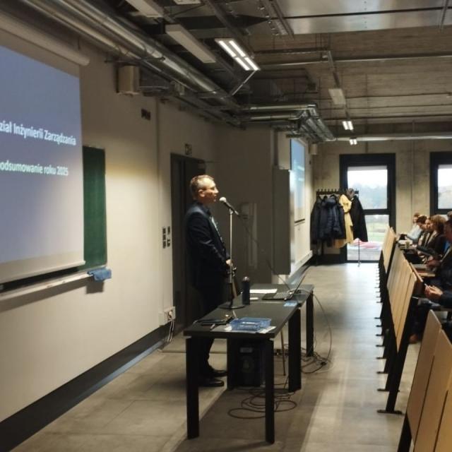 Zdjęcie uczetników seminarium podsumowującego rok 2025