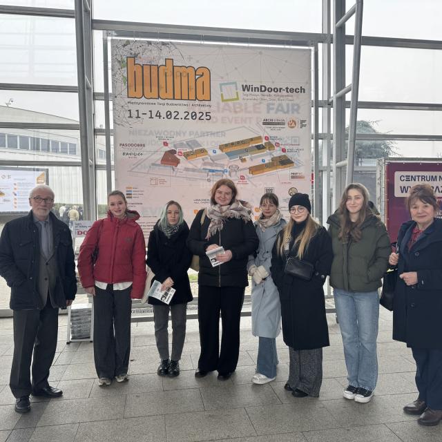 Zdjęcie grupy studentów i pracowników Inżynierii Bezpieczeństwa oraz przedstawicieli Koła Naukowego PROGRESS, którzy uczestniczyli w Konferencji "Bezpieczana budowa - czy to możliwe?""