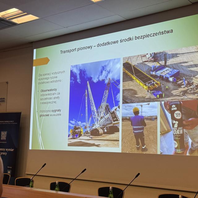 Zdjęcie pokazu slajdów podczas Konferencji "Bezpieczana budowa - czy to możliwe?""