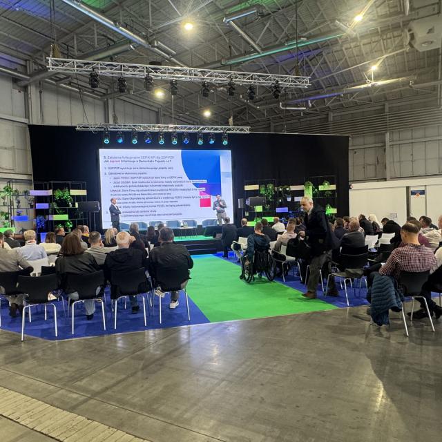 Zdjęcie uczestników podczas prezentacji podczas konferencji POLECO