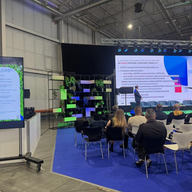 Zdjęcie uczestników podczas prezentacji podczas konferencji POLECO