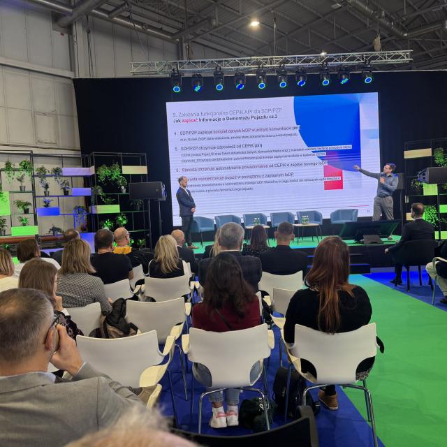 Zdjęcie uczestników podczas prezentacji podczas konferencji POLECO