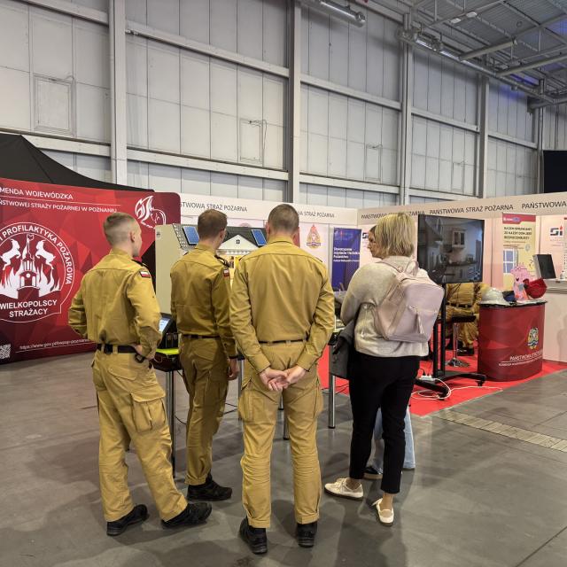 Zdjęcie podczas prezentacji sprzętu ratunkowego podczas konferencji POLECO