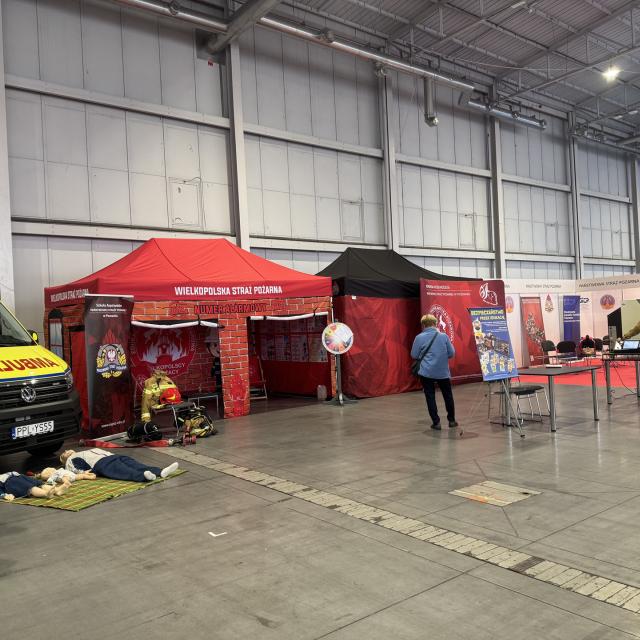 Zdjęcie podczas prezentacji sprzętu ratunkowego podczas konferencji POLECO