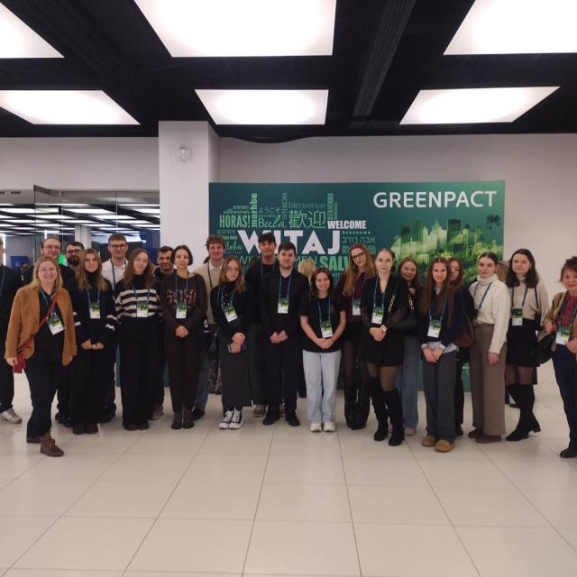 Zdjęcie grupowe studentów i pracowników Inżynierii Bezpieczeństwa uczestniczących w konferencji GREENPACT 2025